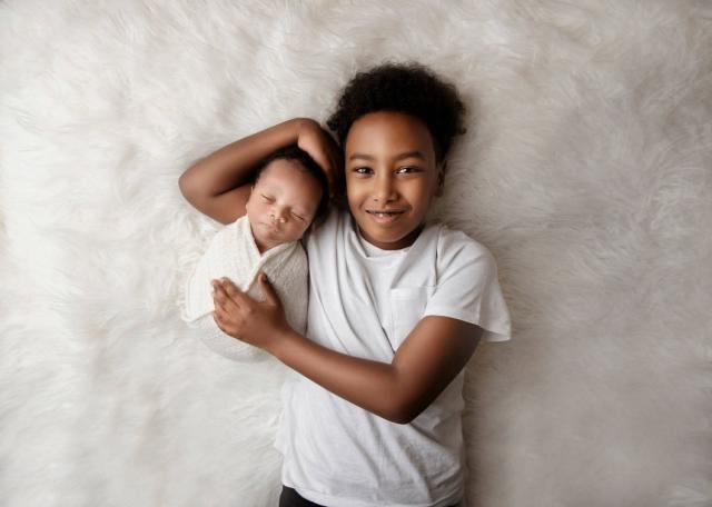 Neugeborenes Baby schläft während des Fotoshootings in Zürich