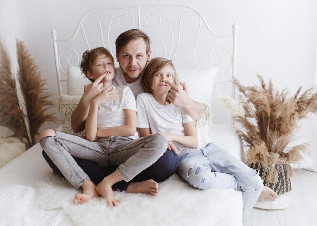 Kleiner Mädchen wahrend Familien Fotoshooting in Zürich