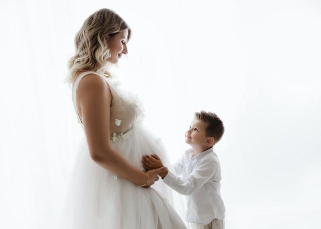 Schwangerschaft Fotoshooting im roten Kleid in Zürich