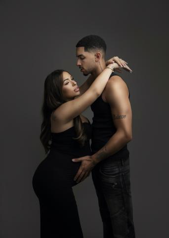 Zeitgemäßes Babybauch-Fotoshooting