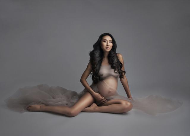 Günstiges Studio-Schwangerschafts-Fotoshooting in Zürich