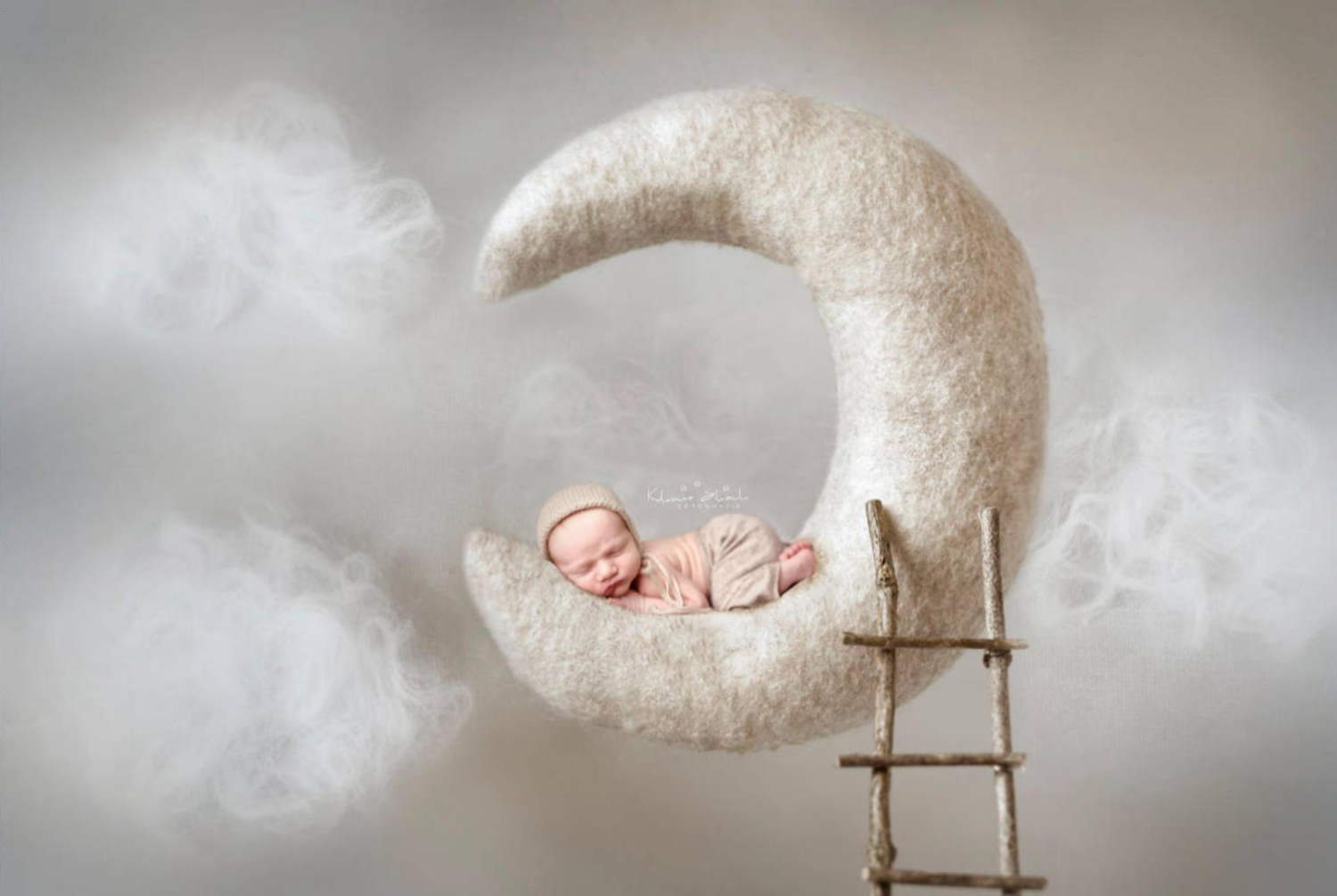 Neugeborenes Baby Fotoshooting in Zürich auf der Mond