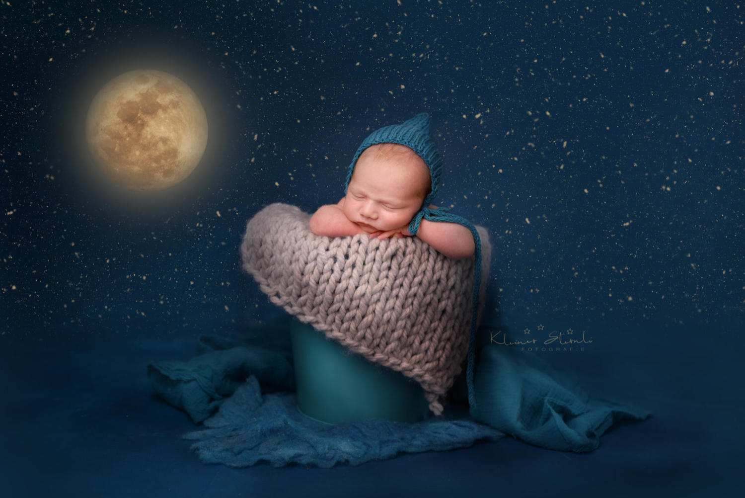 Neugeborenes Baby in einem Eimer, der unter dem Mond schläft - Fotoshooting in Zürich 