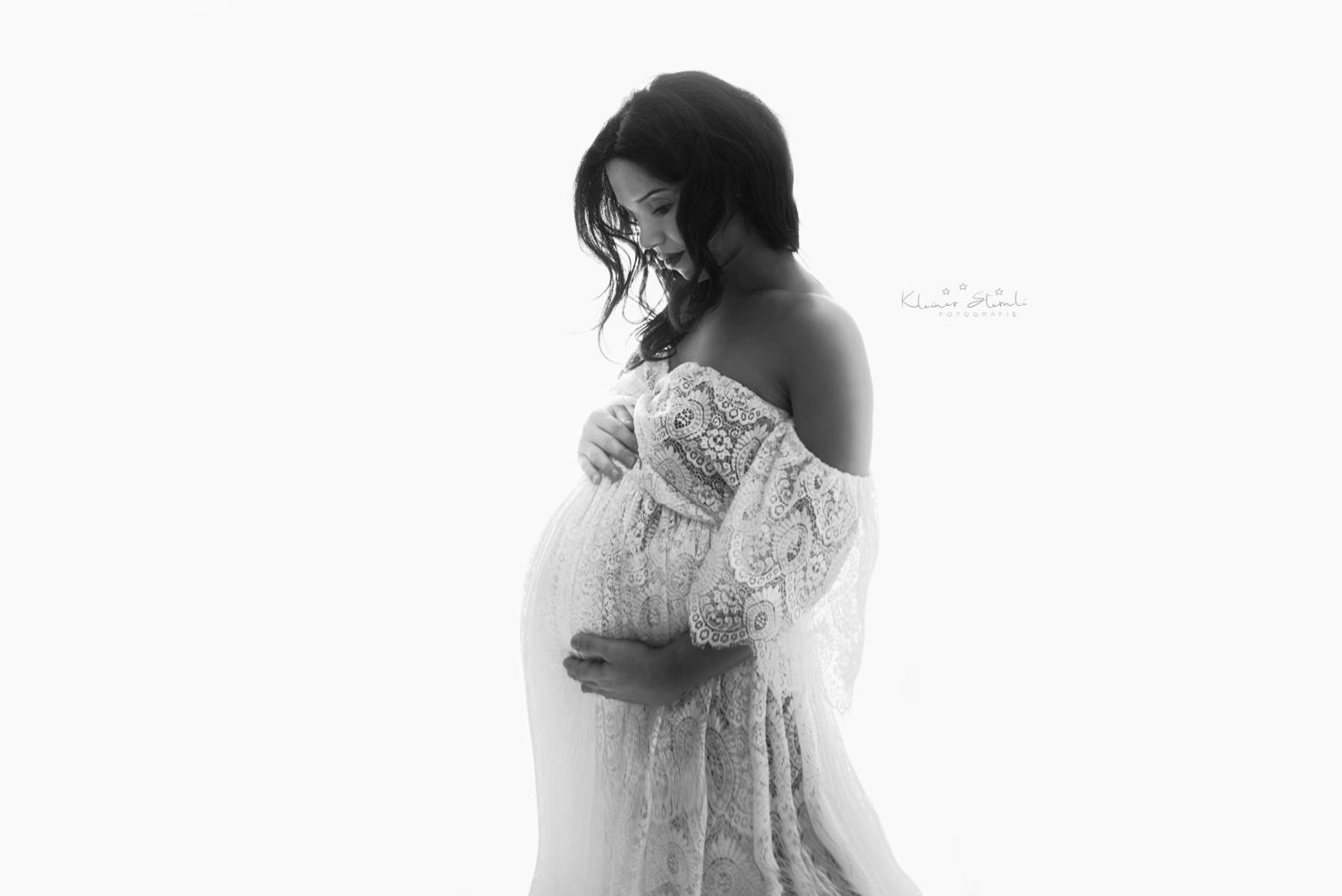 Schwangerschaft Fotoshooting Mutter in weisses Spitze Umstandkleid